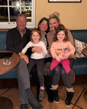 Hannah Spearritt Instagram - Taya’s 5 today! 🥳🎂💞 Lovely meal tonight @shamblesrestaurant the kids running around like mad into everyone all night… Apologies! 😳