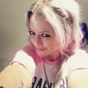 Hannah Spearritt Instagram - Ello this is the real me, live from @stokecontrent 😝