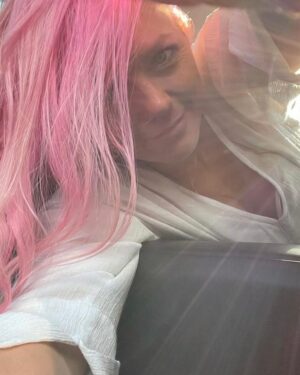 Hannah Spearritt Instagram - Felt like a new hair kind of day. Something bright for the summer. Do you change shades for the seasons? 💕

#summervibes #summerhairgoals #pinkhairstyle