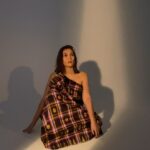 Hannah Al Rashid Instagram - A series of explorations into her Bugis heritage through a single sarong… Photographed by @hakimsatriyo Make up by @jessnoveria Assisted by @catherine.cn Hair by @hairdobyrachela Accessories by @subengklasik BTS vids by @lithamaliky #bugis