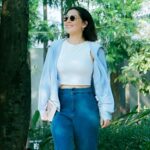Hannah Al Rashid Instagram - Baca buku di taman jadi salah satu “me time” favorit aku dari dulu, apalagi kalau cuaca sunny! Suka takut kalau kelamaan di bawah paparan sinar matahari karena bahaya juga buat kesehatan, tapi aku ga khawatir, kemarin aku pake koleksi UV Protection dari @uniqloindonesia yang memberi perlindungan saat dipakai dan menghalau sampai 90% sinar UV. Super nyaman dan adem banget, gampang dibawa kemanapun, it’s literally wearable UV Protection. Check it out NOW at UNIQLO Stores / UNIQLO.com #UniqloUVProtection #UVProtectionWear #MySunshineRoutine
