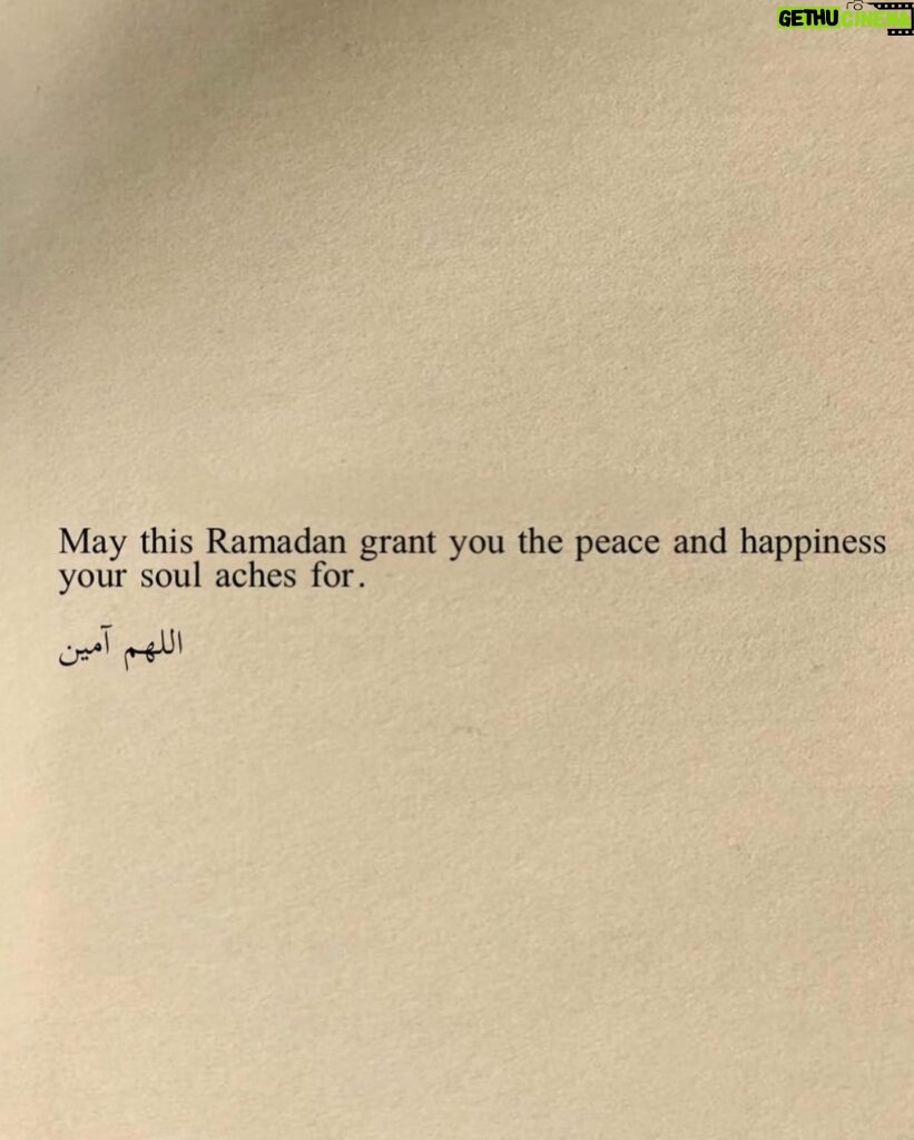 Hannah Al Rashid Instagram - Ramadan Kareem 🤍✨ Selamat menunaikan ibadah puasa teman-teman. May this month bring abundant peace and kindness and generosity to you and your families. May we lengthen our prayers for those who are suffering. May our brothers and sisters in Palestine, Syria, Lebanon, Sudan, Congo and everywhere injustices are happening be granted safety and peace and justice inshallah. Mohon maaf lahir dan batin. Love and light to you all 🤍✨