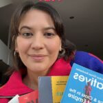 Hannah Al Rashid Instagram - Selama tinggal/sekolah di U.K. tak sekalipun ada pelajaran/pembahasan tentang sejarah imperialis Inggris…sehingga rasisme yang saya saksikan atau mengalami tidak pernah bisa saya melihat sebagai sesuatu yang struktural karena memang diabaikan oleh pemerintah (setidaknya jika kita bicarakan edukasi nasional) Gerakan Black Lives Matter mengubah itu. Buku-buku ini menjadi sangat PENTING untuk memahami pengalaman POC (people of colour) dan orang dari keluarga imigran seperti saya. Semoga bermanfaat untuk teman-teman 📚✨ #rekomendasibuku #bookrecommendations #reading #books #rekomendasibukuhannah