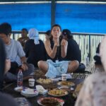 Hannah Al Rashid Instagram - SEAscreen Academy 2024….WHAT AN ABSOLUTE FRICKIN JOY TO HAVE BEEN A PART OF IT 🥹🫶🏼💕☀️ I have been back to Makassar 3 times in the past 6 months, and every time I have come back inspired and refuelled thanks to the interactions and conversations I’ve had with local creative communities and film makers there. So when the opportunity came to offer my help for SEAscreen, I knew it was going to be an incredible learning experience. To my fellow mentors, thank you for teaching me so much this week. In reality I was there to learn and absorb as much as the participants, I am grateful for all the time and energy and knowledge you all shared 🫶🏼 @rizariri @prima_rusdi @andiburhamzah @yndlaurens @nelleu @uabumrungjit To the organisers and volunteers and helpers who looked after us so well especially @andifza @yuukartika @ferandamonica @fadhilaqilah @rchmtmstmn @wandaalwidia_ TERIMA KASIH BANYAK To the incredible participants and observers, thank you for your stories, your energy, your sincerity, your authenticity, you all truly inspire me. I wish every synopsis I read for work was as interesting and exciting as yours 🥹🫶🏼💕✨ Bangga banget bisa menjadi bagian dari initiative yang bantu membina dan mengembangkan talenta penulis dari Indonesia Timur ✊🏽 For all the privilege of “pusat”….honestly…the industry better be ready when you all burst onto the scene with your carefully curated and created work that represents your home towns so well! BANGGA! 📸 @ucnfdh @rhasals @ahmdfakhri_ @arjnapratama