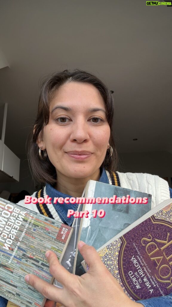 Hannah Al Rashid Instagram - Keliling dunia lewat baca buku 🌍 📚 💕 Rekomendasi kali ini adalah buku yang akan membawa kalian ke tempat baru lewat cerita orang setempat. Kalau belum ada rejeki kesana, ya minimal bisa rasakan dan pahami sedikit perspektif mereka di kampung halaman melalui buku. Yang terakhir adalah buku non-fiksi yang sangat menarik untuk dibaca…Semoga bermanfaat! #rekomendasibuku #bookrecommendations #reading #books #rekomendasibukuhannah