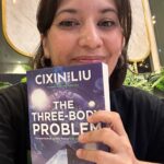 Hannah Al Rashid Instagram – Pertama kali coba baca buku genre Sci-Fi….seru jugaaaa.

Jadi penasaran sama seriesnya niiiii @netflixid