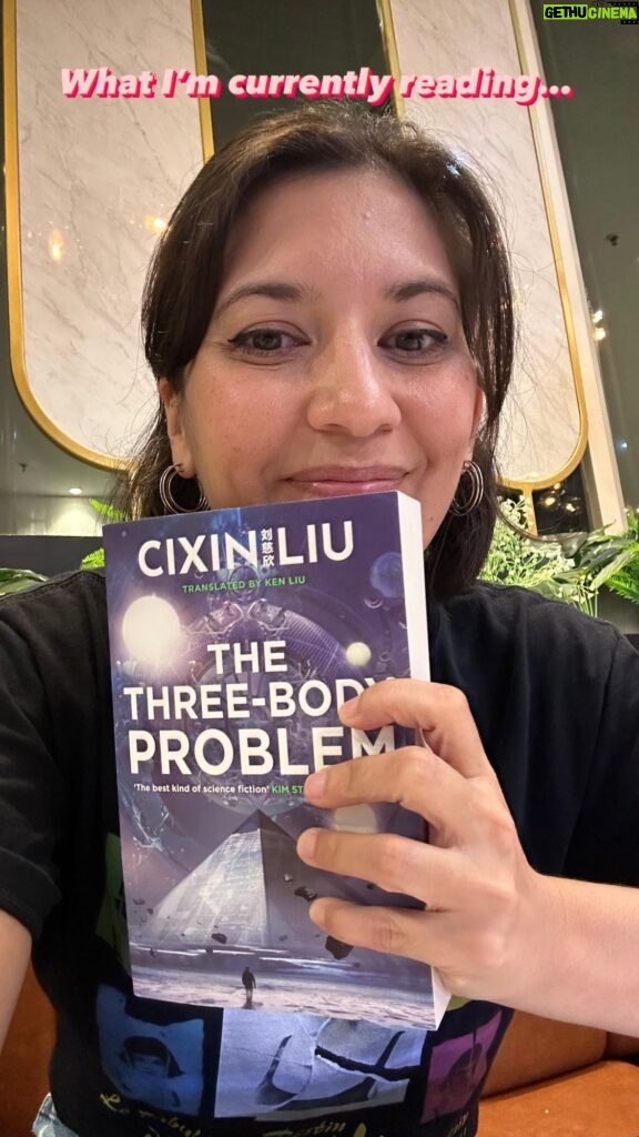 Hannah Al Rashid Instagram - Pertama kali coba baca buku genre Sci-Fi….seru jugaaaa. Jadi penasaran sama seriesnya niiiii @netflixid