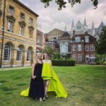 Hannah Dodd Instagram - Tinker Bell went to the ball 💫. Thank you @bulgari for a magical evening x Styled by @sarahroseharrison / @styledbysrh Hair @rosskwan Make up @oliviadeveymakeup 💛