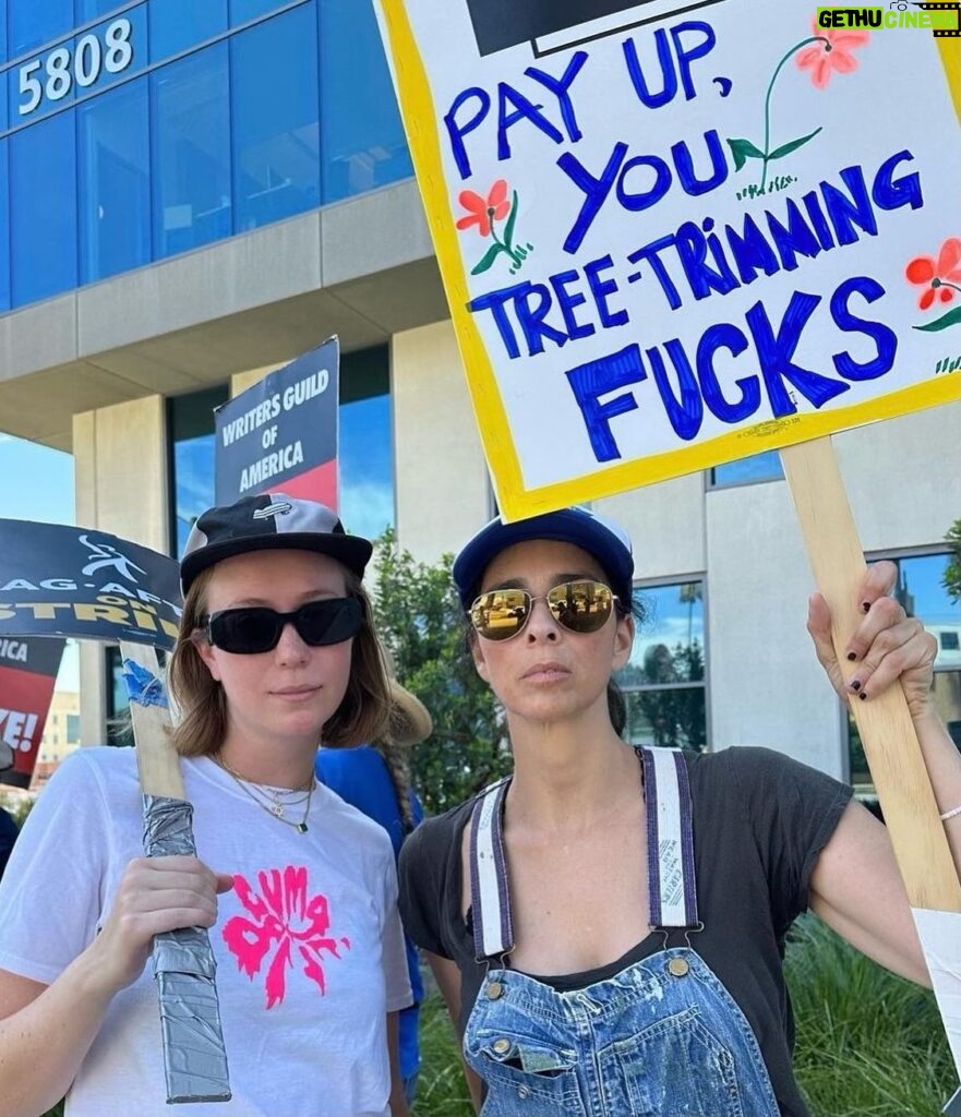 Hannah Einbinder Instagram - pissed off socialist jewish girls oil on canvas (2023)