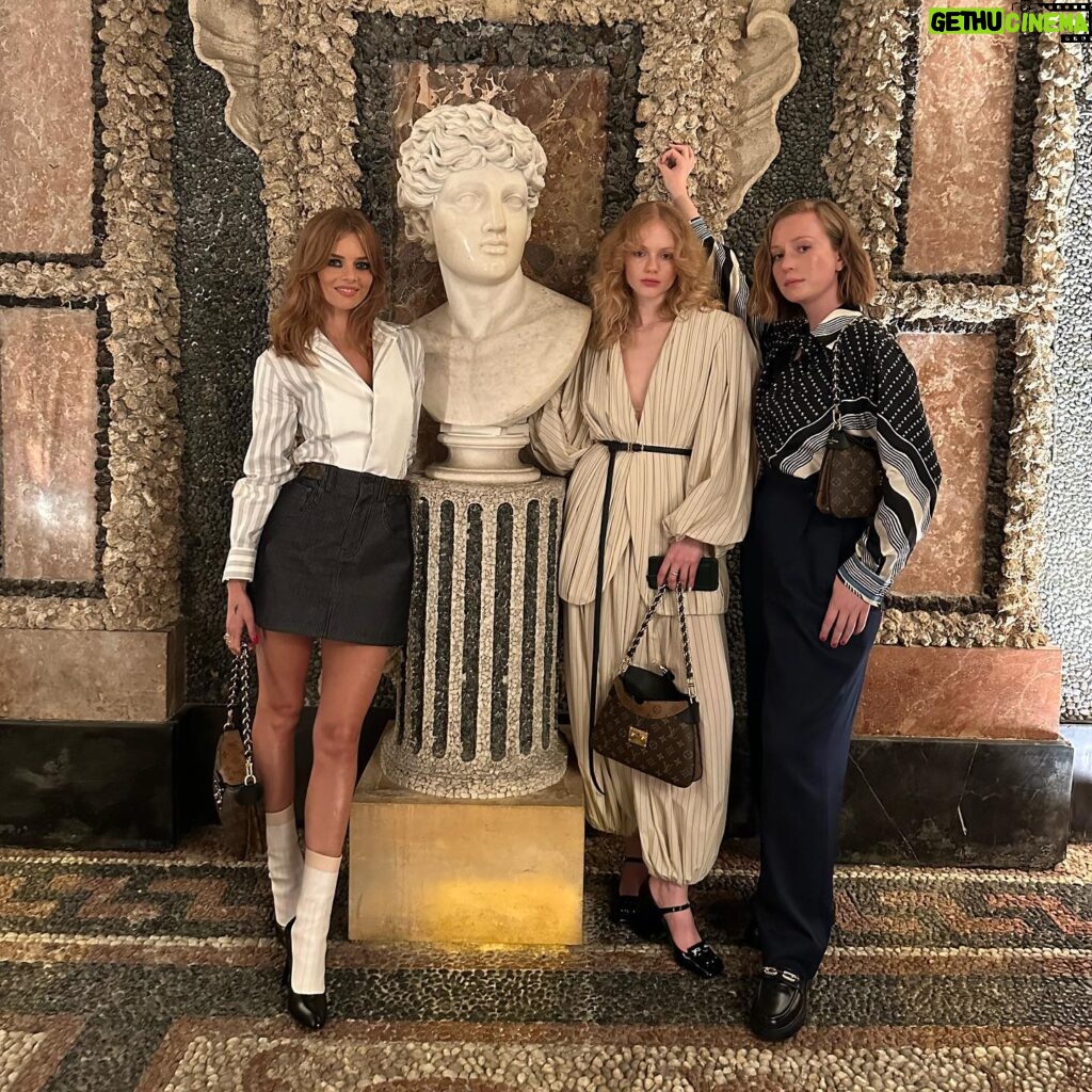 Hannah Einbinder Instagram - gals ❤️‍🔥 @louisvuitton #lvcruise24