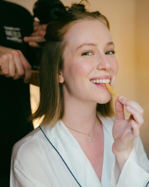 Hannah Einbinder Instagram - got ready w @instylemagazine for the @ralphlauren show 💙 photo by @thestreetsensei 💙