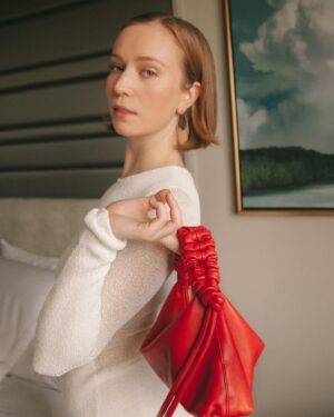 Hannah Einbinder Instagram - to be lensed by @sandyhonigphoto for @elleusa is a tonic for the soul and spirit. 

@sweetbabyjamie 
@jerrodrobertshair 
@erinleesmith