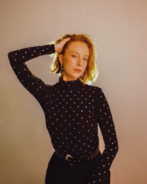 Hannah Einbinder Instagram - @sandyhonigphoto in @rollingstone today ♠️