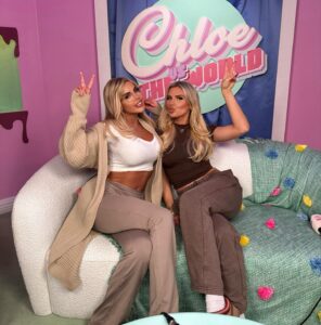 Hannah Elizabeth Instagram - MOTTHHEEERRRR IS ON THE POD!!! 😭 had the AMAZING @hannahelizinsta on the pod - fan girled the whole time 😭 new fav guest eva xxx Check new @chloevstheworldshow ep out now!!!
