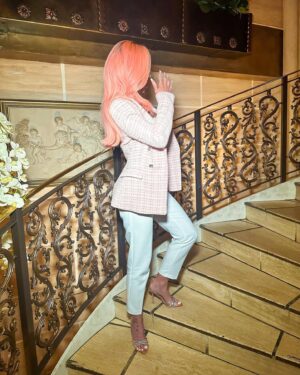 Hannah Elizabeth Instagram - Pink hair …  don’t care 💁‍♀️.
.
.
.
.
@glamorhairlondon #pinkhair
