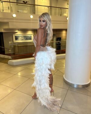 Hannah Elizabeth Instagram - Love Island All stars ✨❤️🌴 thats a wrap ! .
What an amazing final last night congratulations @mollysmith19 @tomclare__ 🙌 .
South Africa with all my islanders its been emosh 🥺 love you all ❤️ . 
@loveisland @itvxofficial 
Dress 🦢🦢 @modemwah