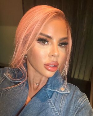 Hannah Elizabeth Instagram - With my gorj girlie 💖 @evegale . Fab night with my islanderz 🌴😝🥳 .
.
.
.
.
#loveisland #pinkhair #glam