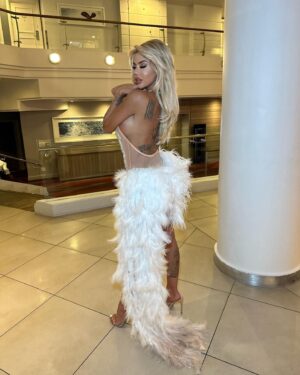 Hannah Elizabeth Instagram - Love Island All stars ✨❤️🌴 thats a wrap ! .
What an amazing final last night congratulations @mollysmith19 @tomclare__ 🙌 .
South Africa with all my islanders its been emosh 🥺 love you all ❤️ . 
@loveisland @itvxofficial 
Dress 🦢🦢 @modemwah