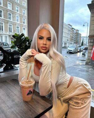 Hannah Elizabeth Instagram - Call me Lucius Malfoy ✨🐍⚡️ .
.
.
.
#platinumhair #blonde #london