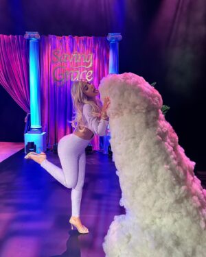 Hannah Elizabeth Instagram - Wow… what a week! I had an absolute ball last night with the amazing @gkbarry_ I’m so grateful for the opportunity to get on stage with Grace for the @savinggracepod at the London Palladium !!!! Such a boss week and I’m SO overwhelmed by the support since coming out the @loveisland Villa and wanted to say a massive thank you to everyone! 🤍❤️🌴☁️🍆✨👅

Make up - @makeupbyhanx 
Hair - @joel_maghair21 .
Wearing - @modemwah