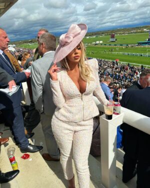 Hannah Elizabeth Instagram - Grand National 🐎 .
.
Wearing @modemwah .
 @felicityhathireboutique .
 @thewig.workshop .
 @adamblends 💋 #winner #scouse