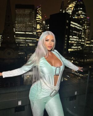 Hannah Elizabeth Instagram - My Birthday Party last night celebrating with the best 🥳💕💖🦄 .
Thank you to @stmoriz @neonmanagement @jinbolaw_skybar 🙌 A BALL was had  #whatanight