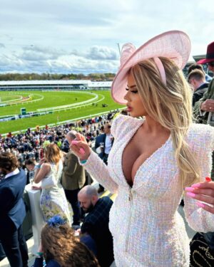 Hannah Elizabeth Instagram - Grand National 🐎 .
.
Wearing @modemwah .
 @felicityhathireboutique .
 @thewig.workshop .
 @adamblends 💋 #winner #scouse