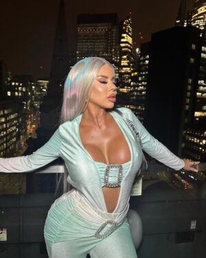 Hannah Elizabeth Instagram - My Birthday Party last night celebrating with the best 🥳💕💖🦄 .
Thank you to @stmoriz @neonmanagement @jinbolaw_skybar 🙌 A BALL was had  #whatanight