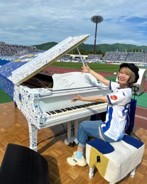 Harami-chan Instagram - モンテディオ山形さんの応援へ行ってまいりましたー！！⚽️🍒✨✨

試合結果は残念だったけどサポーターの方々の熱量になんだかうるっときました…🥺🔥

選手入場のOver the rainbowも生演奏できて
すごく嬉しかったーー🌈

また山形に行きたい!!
(ベタチョコ大好き😛🙌)

p.s
なんとピアノにサインもさせていただきました...🙇‍♀️

#モンテディオ山形 
#山形 #山形県 #yamagata