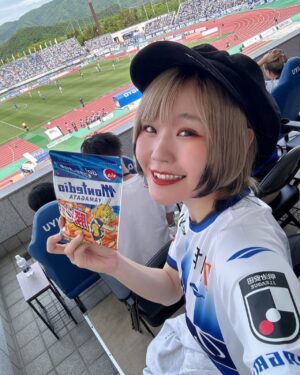 Harami-chan Instagram - モンテディオ山形さんの応援へ行ってまいりましたー！！⚽️🍒✨✨

試合結果は残念だったけどサポーターの方々の熱量になんだかうるっときました…🥺🔥

選手入場のOver the rainbowも生演奏できて
すごく嬉しかったーー🌈

また山形に行きたい!!
(ベタチョコ大好き😛🙌)

p.s
なんとピアノにサインもさせていただきました...🙇‍♀️

#モンテディオ山形 
#山形 #山形県 #yamagata