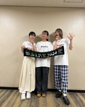 Harami-chan Instagram - 🍞　🥦　🍖

いやーー！！たのしかった！
長の魅力大爆発！最高！

久保ちゃんも新しいお友達になりました🙌
3人でMela!幸せでした…

長とのコラボライブも普段まったく音楽話をしないので え、うちらってミュージシャンだったんか...となった👧🏻笑

2年間ラジオお疲れ様💕

#長LIVE2024
#長屋晴子ANNX

@kubo.shiori.official 
@haruyama_555

コジローさんのギターも素晴らしかったです...🎸