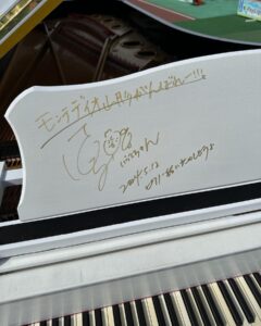 Harami-chan Instagram - モンテディオ山形さんの応援へ行ってまいりましたー！！⚽️🍒✨✨ 試合結果は残念だったけどサポーターの方々の熱量になんだかうるっときました…🥺🔥 選手入場のOver the rainbowも生演奏できて すごく嬉しかったーー🌈 また山形に行きたい!! (ベタチョコ大好き😛🙌) p.s なんとピアノにサインもさせていただきました...🙇‍♀️ #モンテディオ山形 #山形 #山形県 #yamagata