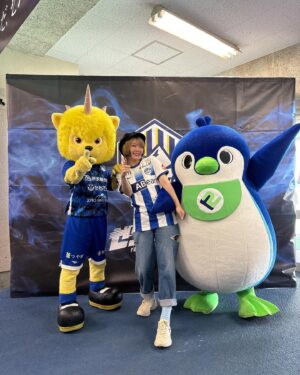 Harami-chan Instagram - モンテディオ山形さんの応援へ行ってまいりましたー！！⚽️🍒✨✨

試合結果は残念だったけどサポーターの方々の熱量になんだかうるっときました…🥺🔥

選手入場のOver the rainbowも生演奏できて
すごく嬉しかったーー🌈

また山形に行きたい!!
(ベタチョコ大好き😛🙌)

p.s
なんとピアノにサインもさせていただきました...🙇‍♀️

#モンテディオ山形 
#山形 #山形県 #yamagata
