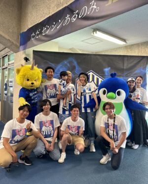 Harami-chan Instagram - モンテディオ山形さんの応援へ行ってまいりましたー！！⚽️🍒✨✨

試合結果は残念だったけどサポーターの方々の熱量になんだかうるっときました…🥺🔥

選手入場のOver the rainbowも生演奏できて
すごく嬉しかったーー🌈

また山形に行きたい!!
(ベタチョコ大好き😛🙌)

p.s
なんとピアノにサインもさせていただきました...🙇‍♀️

#モンテディオ山形 
#山形 #山形県 #yamagata