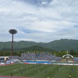 Harami-chan Instagram - モンテディオ山形さんの応援へ行ってまいりましたー！！⚽️🍒✨✨

試合結果は残念だったけどサポーターの方々の熱量になんだかうるっときました…🥺🔥

選手入場のOver the rainbowも生演奏できて
すごく嬉しかったーー🌈

また山形に行きたい!!
(ベタチョコ大好き😛🙌)

p.s
なんとピアノにサインもさせていただきました...🙇‍♀️

#モンテディオ山形 
#山形 #山形県 #yamagata