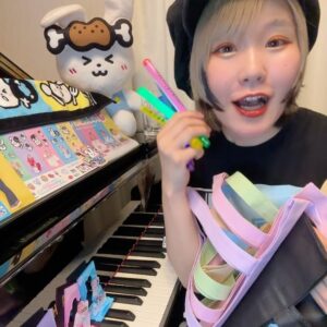 Harami-chan Instagram - #ハラミちゃん5周年ツアー
ついにグッズ発表だぬーー！😳🏅🌈✨

5周年なので5色展開が多くめっちゃカラフルで元気出る🫶
今回もお米さんに愛こめてハラミがイラスト描き下ろしたにょん🎨

みんなどれ狙う❓
(ハラミはお煎餅😂笑)

📍EC販売
5/16(木)20:00〜
mumoショップにて

📍会場販売
5/17(金)サントリーホール15:00〜
※シンフォニーホール以降の公演13:30〜