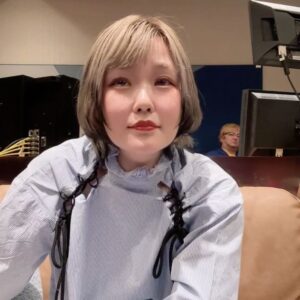 Harami-chan Instagram - NHKドキュメンタリー制作メンバーの方々と上映会してきました📹 一流の方々に番組制作していただきハラミも本気でありのままぶつかったロンドンの旅。 📍NHK BS「街角ピアノスペシャル ハラミちゃん ロンドンを行く」 📍5月4日(土)18:00〜19:30 ぜひGWに90分間の作品、ご覧ください🇬🇧✨ p.s 上映中旅を思い出し涙が止まらなかった😭
