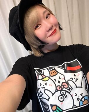 Harami-chan Instagram - #ハラミちゃん5周年ツアー
ついにグッズ発表だぬーー！😳🏅🌈✨

5周年なので5色展開が多くめっちゃカラフルで元気出る🫶
今回もお米さんに愛こめてハラミがイラスト描き下ろしたにょん🎨

みんなどれ狙う❓
(ハラミはお煎餅😂笑)

📍EC販売
5/16(木)20:00〜
mumoショップにて

📍会場販売
5/17(金)サントリーホール15:00〜
※シンフォニーホール以降の公演13:30〜
