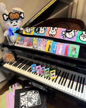 Harami-chan Instagram - #ハラミちゃん5周年ツアー
ついにグッズ発表だぬーー！😳🏅🌈✨

5周年なので5色展開が多くめっちゃカラフルで元気出る🫶
今回もお米さんに愛こめてハラミがイラスト描き下ろしたにょん🎨

みんなどれ狙う❓
(ハラミはお煎餅😂笑)

📍EC販売
5/16(木)20:00〜
mumoショップにて

📍会場販売
5/17(金)サントリーホール15:00〜
※シンフォニーホール以降の公演13:30〜