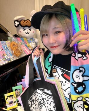 Harami-chan Instagram - 販売スタートしました！ #ハラミちゃん5周年ツアー グッズ💛💙🩷💜💚

mumoショップへ急げ〜！！
(すでに売り切れたアイテムも！！！😳)

🔗https://shop.mu-mo.net/avx/sv/list1?jsiteid=mumo&categ_id=280003010&sort=date
【🔍検索🔍　ハラミちゃん　5周年グッズ】

めっちゃカラフル🫶
今回もお米さんに愛こめてハラミがイラスト描き下ろし🎨

お煎餅🍘がおすすめ。笑

📍EC販売
5/16(木)20:00〜

📍会場販売
5/17(金)サントリーホール15:00〜
※シンフォニーホール以降の公演13:30〜

サントリーホール東京初日に素敵なお花ありがとうございます！！✨✨💐

いつもお米さんや関係者様の愛のこもっててクリエイティブなフラスタに感動しっぱなし😭😭😭😭

全部持って帰りたい....

#ハラミちゃん生音コンサート
#ハラミちゃん5周年ツアー 
#サントリーホール

- - - - - - - - - - - - - - - - - ✄
5月から全国ツアーやるぬーー‼️🎹✨

ハラミ史上初‼️
サントリーホール等のクラシックホールにて

／
スピーカーなし
全　曲　生　音
＼

憧れのクラシックホール😭✨

🎫チケット発売中🔥🔥
イープラス eplus.jp/harami/
mu-mo r.y-tickets.jp/haramichan2402
ぴあ w.pia.jp/t/harami/ 
ﾛｰﾁｹ l-tike.com/harami/ 

【🔍生音コンサート　チケット ハラミちゃん】

- - - - - - - - - - - - - - - - - ✄

【公演情報】
 
〈大阪〉 日程：2024年6月2日(日)　　開場 15:00 開演16:00 
会場：ザ・シンフォニーホール
 
〈愛知〉 日程：2024年6月8日(土)　　開場 15:00 開演16:00 
会場：名古屋国際会議場センチュリーホール
 
〈石川〉　日程：2024年6月23日(日)　　開場 15:00 開演16:00 
会場：石川県立音楽堂　コンサートホール
 
〈香川〉　日程：2024年7月13日(土)　　開場 15:00 開演16:00 
会場：サンポートホール高松 大ホール
 
〈北海道〉　日時：2024年7月15日(月祝)　　開場 15:00 開演16:00 
会場：札幌文化芸術劇場hitaru
 
〈静岡〉　日程：2024年8月11日(日)　　開場 15:00 開演16:00 
会場：三島市民文化会館 ゆうゆうホール
 
〈広島〉　日程：2024年9月8日(日)　　開場 15:00 開演16:00 
会場：広島国際会議場 フェニックスホール
 
and more…!!
- - - - - - - - - - - - - - - - - ✄