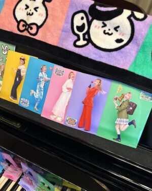 Harami-chan Instagram - #ハラミちゃん5周年ツアー
ついにグッズ発表だぬーー！😳🏅🌈✨

5周年なので5色展開が多くめっちゃカラフルで元気出る🫶
今回もお米さんに愛こめてハラミがイラスト描き下ろしたにょん🎨

みんなどれ狙う❓
(ハラミはお煎餅😂笑)

📍EC販売
5/16(木)20:00〜
mumoショップにて

📍会場販売
5/17(金)サントリーホール15:00〜
※シンフォニーホール以降の公演13:30〜