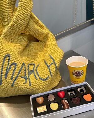 Harami-chan Instagram - 親友ちゃんにもらった黄色のmarchバッグお気に入り🍌