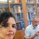 Hare Sürel Instagram - Sergimizin son 2 günü. Bugün 18.00’e, yarın gece 00.00’ye kadar ziyarete açık ve mutlu son. Sevgili @ebarin @istampa_klise ve cânım @barin_han, teşekkür ederiz, sayenizde umutsuzluğa alışmadık:) ❤️🏠 Not: Turan abi nasıl fotomuz? @istampa_klise 📚💛