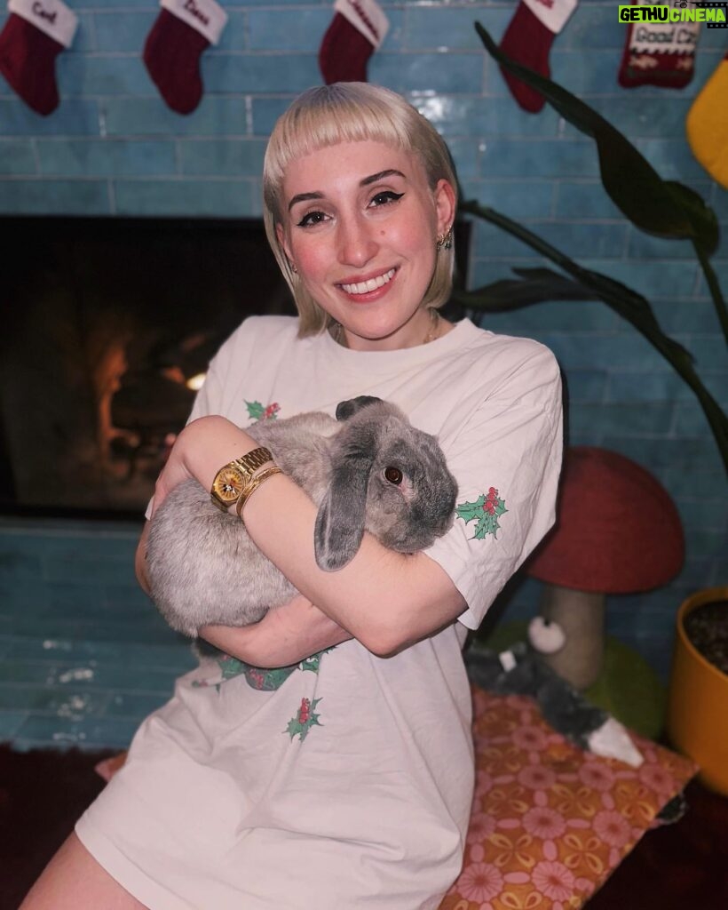 Harley Quinn Smith Instagram - today is Cinnamon and I’s 9 year anniversary together 🥹🥹❤️❤️‍🔥🐇🐰🥰💌❣️my baby girl I love her so so much 😩😩💘💘💘