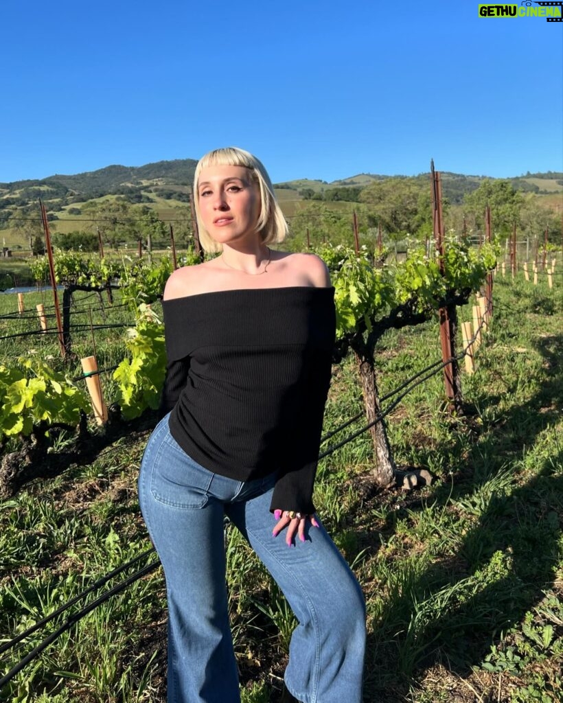 Harley Quinn Smith Instagram - Sonoma ❤️‍🔥🍷🕊️🐷🦩 part one of a dreamy vegan vacation 🎀