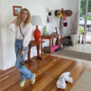 Harriet Dyer Instagram - I know I shouldn’t have favourites but I reeeally love episodes 6 & 7 which are out today in Australia. I was so proud to welcome my sister Maddy back to the set to direct episode 6. She crusheddddd it. John Howard. Celeste Barber. Justin Rosniak. Lynne Porteous. YASS. As for episode 7, Patty’s performance is brilliant in every way. Where’s piggy? 🐷 Robyn Butler and Wayne Hope at the helm again and they made this episode just so spesh. 
Please enjoy, everybody. We really enjoyed making these 💛
For anybody wondering, that’s a towel on a leash which we used as Colin when the camera was in close and/or he needed a break. #hollywood #secrets