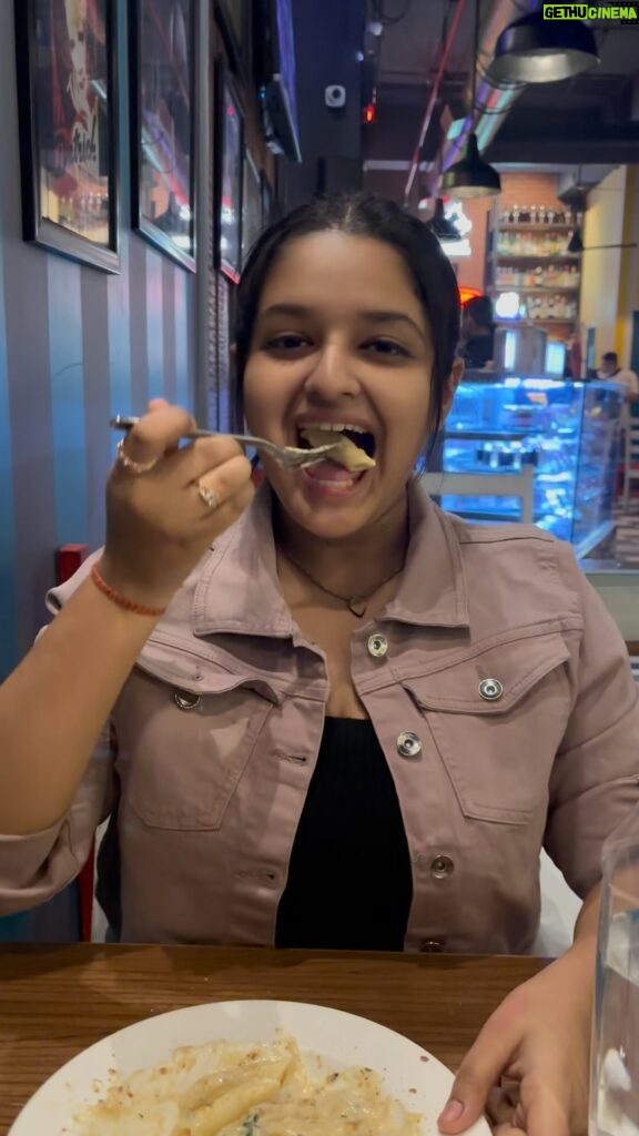 Harshita Ojha Instagram - I hate veggies but thankfully my friends don’t At this point I’m a professional at forcing my frnds to make reels with me 🥲 #vegetables #pasta #friends #fyp #harshitaojha