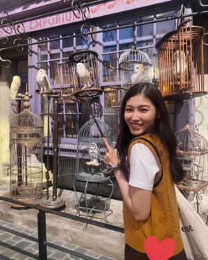 Haruka Tateishi Instagram - ハリーポッターのスタジオツアー行ったよ！Part1🪄✨

チケット取ってから数ヶ月あったので原作全作品読み直して、お姉ちゃんと何寮のお洋服きる！？って沢山話して、ツアーのおすすめも調べ尽くして前日楽しみのあまり、よく眠れず😂

お誕生日や記念日当日の人がいなかったらお誕生日近い人も開けていいドアを挙手する気満々で行きましたが、お誕生日が近い方って聞かれても恥ずかしくなってちょっとしか手上げれなくて、気づいてもらえるわけもなくドアは開けれなかったけどお誕生日シールもらえて嬉しかったです🎂✨

ハリーポッターの世界観も感動したけど音響の裏側や小道具のお話とか映画制作のことがたくさん知れて、演者としても夢とリスペクトの拡がる最高の空間でした🥲✨

魔法みたいな週末でした😭❤️❤️
皆さんもゆっくりお休みできましたか？？

いっぱい撮ったからスタジオツアーパート2もまた今度上げさせてください🪄☺️

おやすみなさい💤

#wbstudiotour #harrypotter