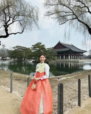 Haruka Tateishi Instagram - 時差投稿🕰️🙇初韓国旅行✈️🇰🇷
お初らしく、韓服きたり市場回ったり、伝統菓子を食べまくったり、同じアジアでもこんなに文化違うのかと勉強になりました😳

GWも終わりですねー！時の流れが早すぎてたまに切ない🥲5月も頑張っていきましょう！
