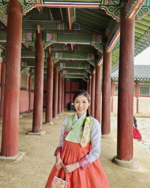 Haruka Tateishi Instagram - 時差投稿🕰️🙇初韓国旅行✈️🇰🇷
お初らしく、韓服きたり市場回ったり、伝統菓子を食べまくったり、同じアジアでもこんなに文化違うのかと勉強になりました😳

GWも終わりですねー！時の流れが早すぎてたまに切ない🥲5月も頑張っていきましょう！
